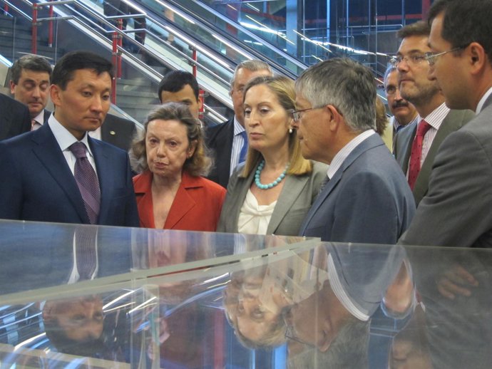 La ministra de Fomento visita Nuevos Ministerios con el vicealcalde de Astaná