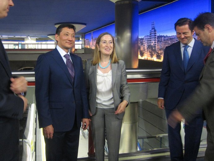 La ministra de Fomento visita Nuevos Ministerios con el vicealcalde de Astaná