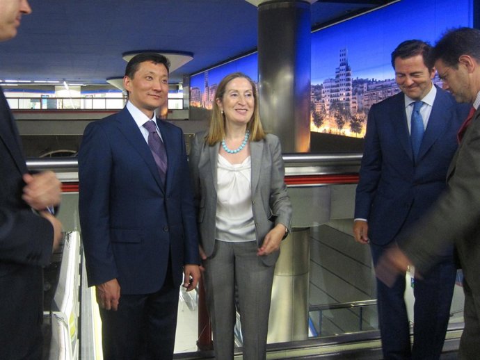 La ministra de Fomento visita Nuevos Ministerios con el vicealcalde de Astaná