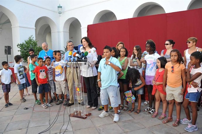 Falcón y Gracia entre los niños saharauis en la Diputación