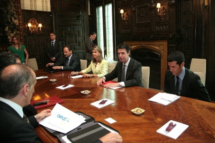 El ministro de Industria y Energía, José Manuel Soria, con la AEQT
