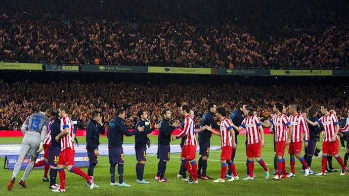 El atlético de madrid y el barcelona en un partido en el camp nou