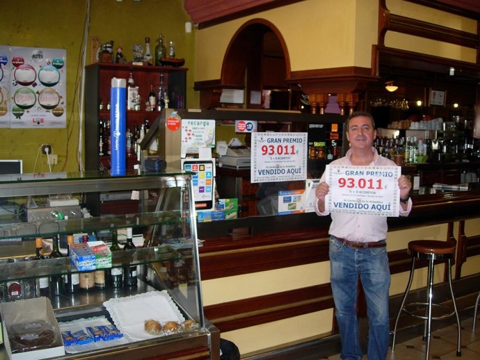 El responsable del despacho con el número premiado.