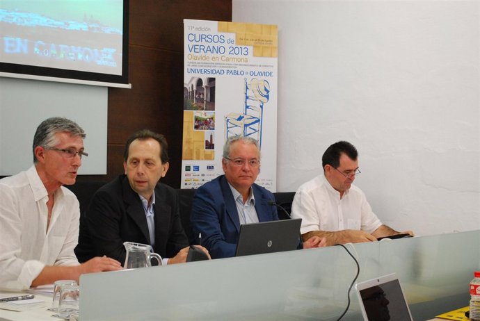 Una de las mesas redondas del curso 'Periodismo, nuevas alternativas' de la UPO