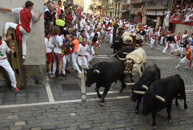 Tercer encierro de San Fermín en Pamplona con toros de Valdefresno