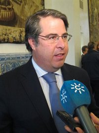 Serrano señala el papel de Castaño como "asesor" de Monteseirín y el "negro pasado" del PSOE