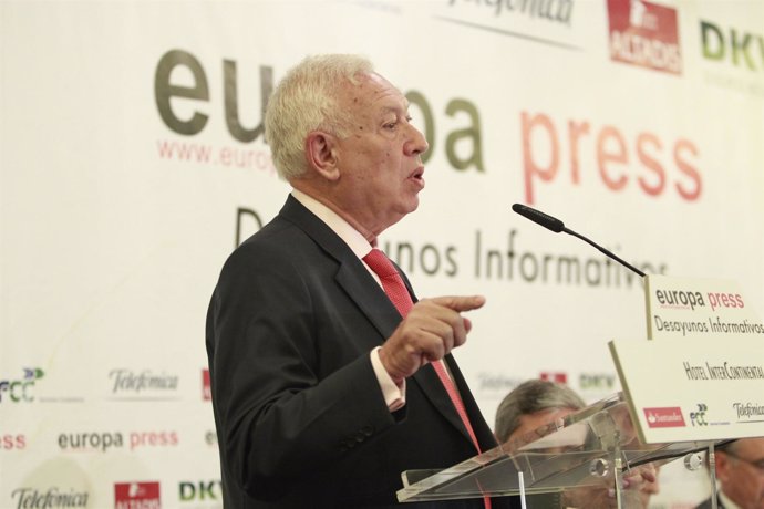 Solana y Margallo en un desayuno de Europa Press