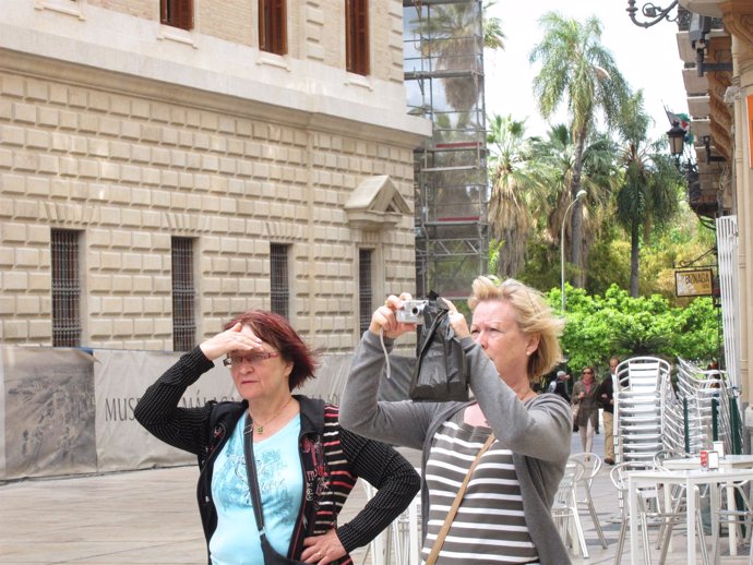 Dos turistas en Málaga capital turismo viajeros 