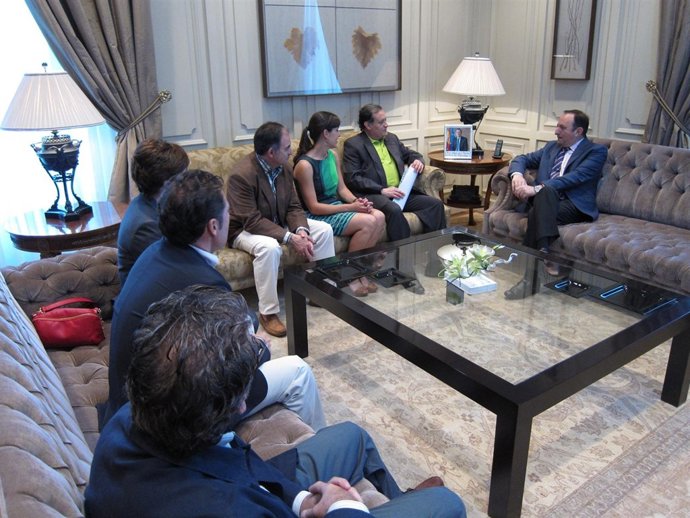 Sanz recibe a la Junta del Colegio de Aparejadores de La Rioja