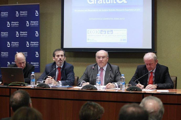 Carlos Carnicer presenta un informe sobre justicia gratuita