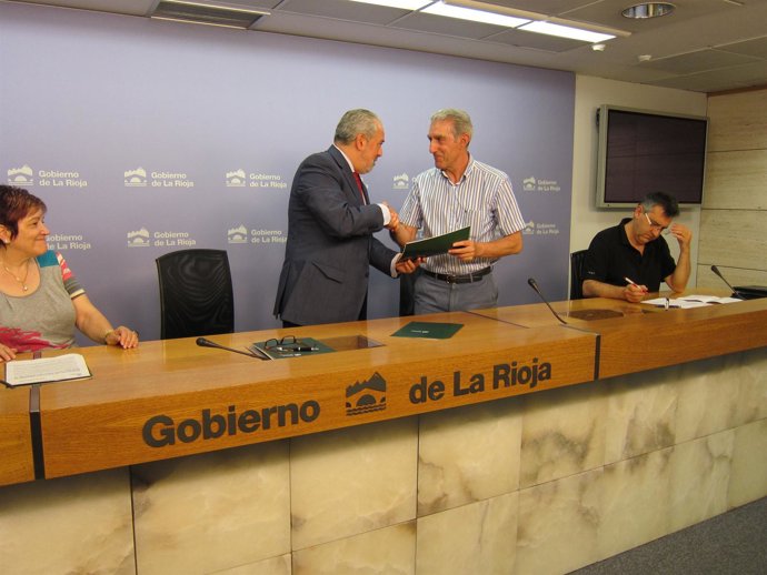 El  consejero Nieto y el presidente de Cáritas Chavicar sellan el nuevo acuerdo