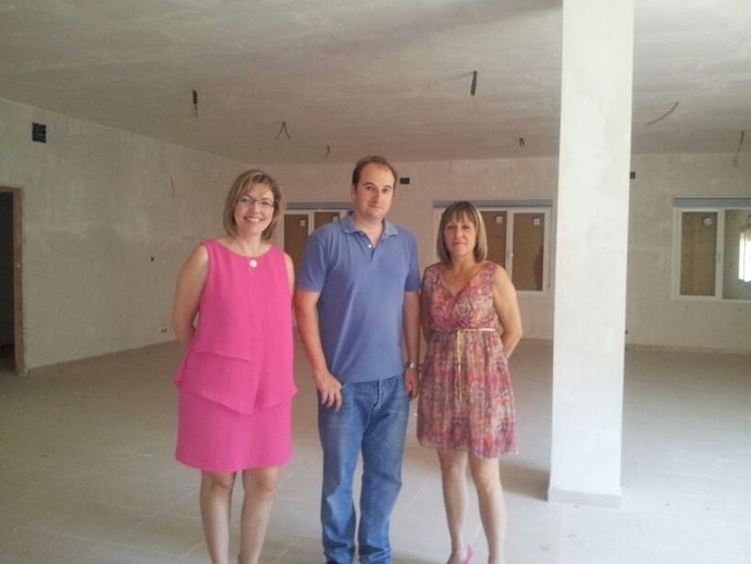 Angustias Velasco visita la residencia de mayores de Orcera