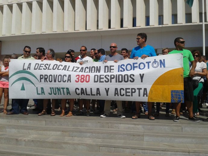 Trabajadores de Isofotón se concentran en los juzgados