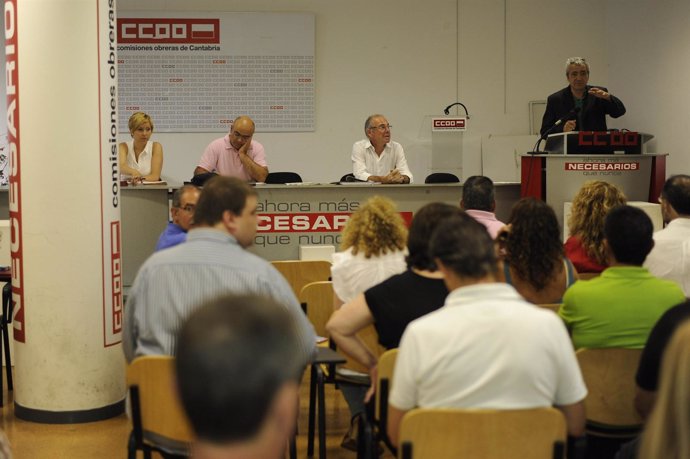 Consejo Regional CCOO, con Carlos Sánchez en el atril y Vicente Arce en la mesa.