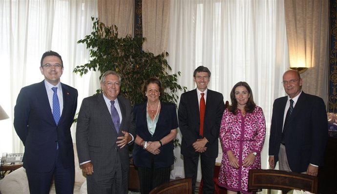 Barberá y el edil Félix Crespo con los representantes de Orange