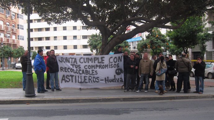 Recolocables de astilleros ante la sede de IULV-CA en Huelva.