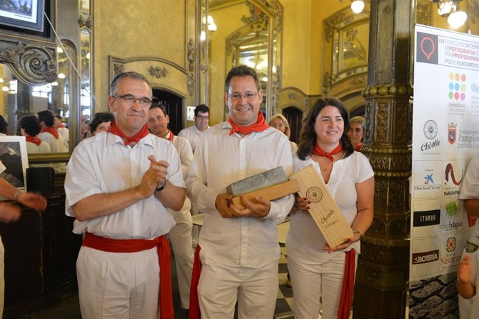 El alcalde de Pamplona con el premiado Eduardo Buxens.
