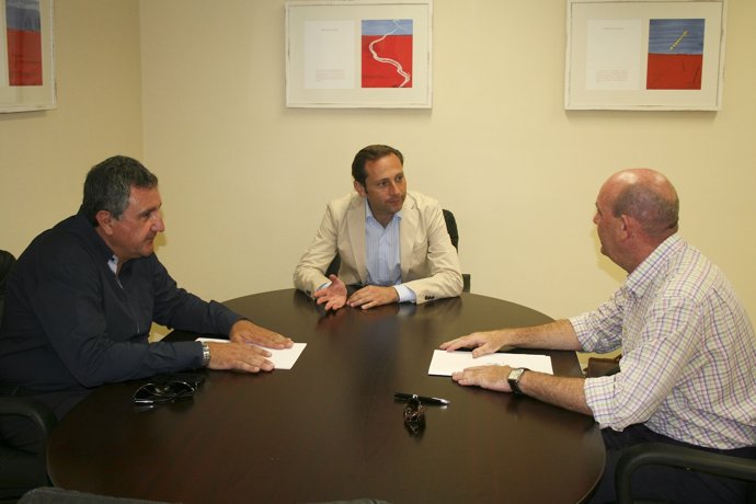 Reunión del diputado de Infraestructuras, Alejandro Márquez, con Upeco. 