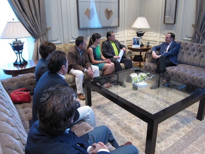 Sanz recibe a la Junta del Colegio de Aparejadores de La Rioja