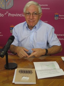 El autor de la obra, Ángel Iglesias Ovejero