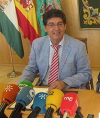 Valderas asegura que la Junta, por "coherencia", no entrará en el camino de la defensa de imputados en caso ERE