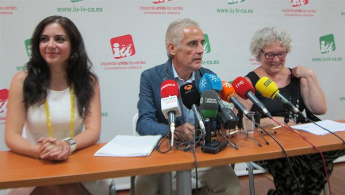 Granada Santos, Manuel Gutiérrez Arregui y Carmen Chacón en la sede de IULV-CA