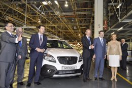 Rajoy y Soria, junto a directivos de GM y la presidenta de Aragón