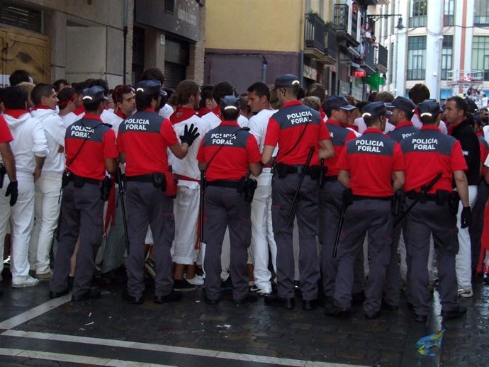 La Policía Foral, trabajando en el encierro de Sanfermines.