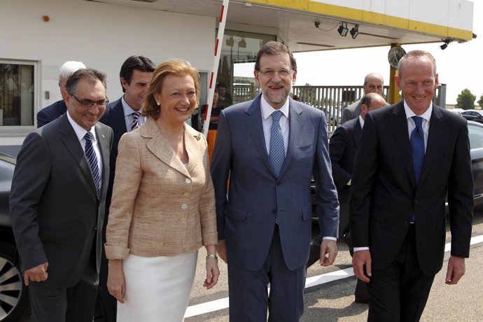 Luisa Fernanda Rudi, junto a Rajoy y directivos de GM
