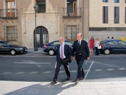 García Galván, a la derecha, junto a su abogado entrando en la Audiencia.