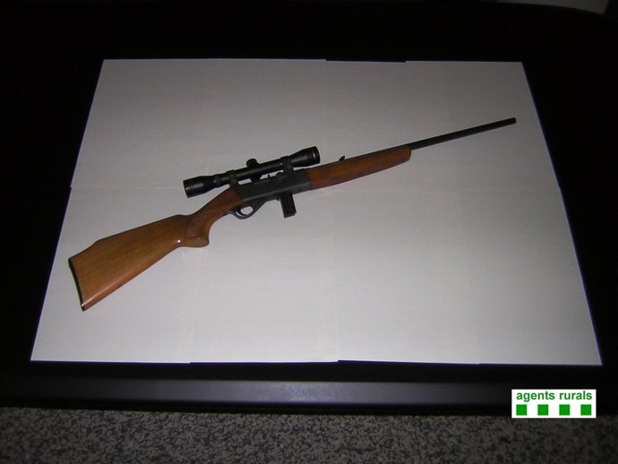 Interceptan a un cazador furtivo una arma del calibre 22 con mira telescópica