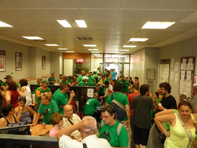 La PAH ocupa una oficina del Banco Popular en la Rambla de Barcelona