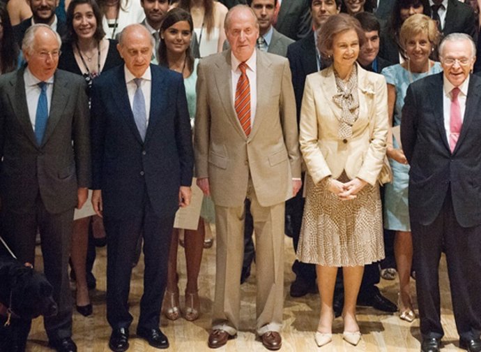 El Rey posa por primera vez sin muletas