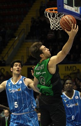 Nacho Llovet 9 (FIATC Jouventut) - Juanjo Triguero 5 (Cajasol)