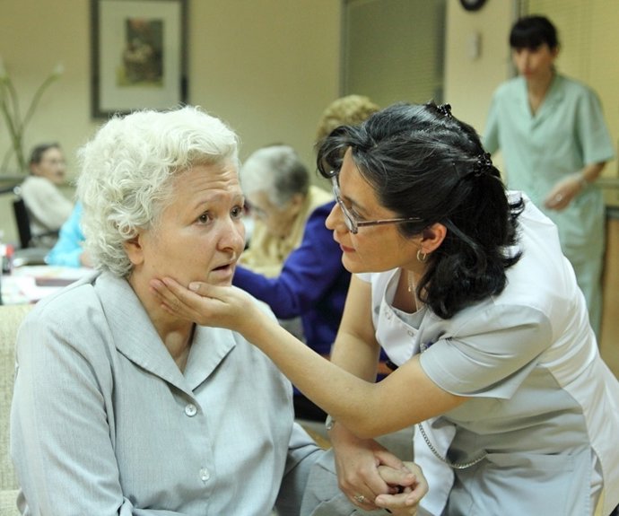 Imagen de una persona con Alzheimer siendo atendida 