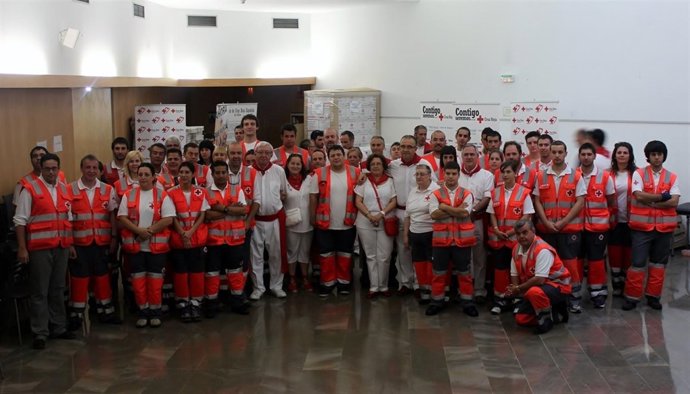Enrique Maya con los voluntarios de la Cruz Roja