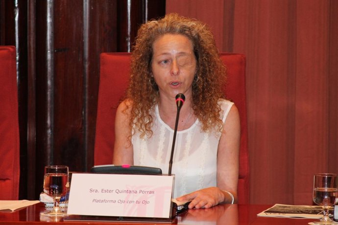 Ester Quintana (herida en una huelga gral.) en el Parlament