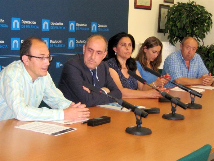 Hernández (C) con los alcaldes de Torquemada y Palenzuela