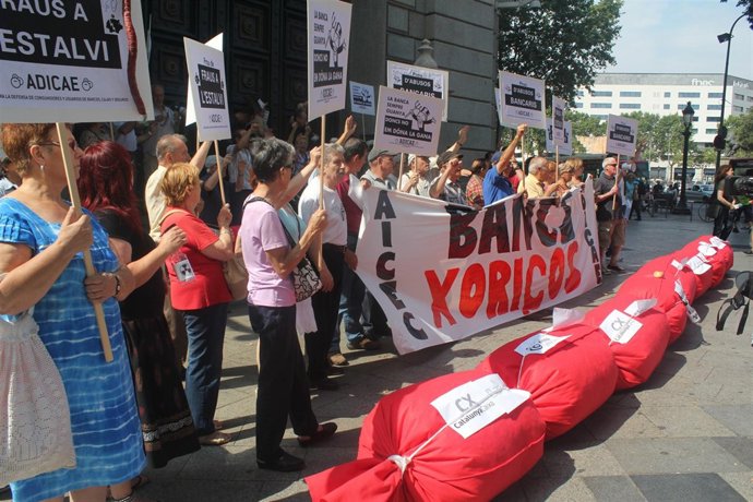Decenas de activistas protestan frente al Banco de España en Barcelona