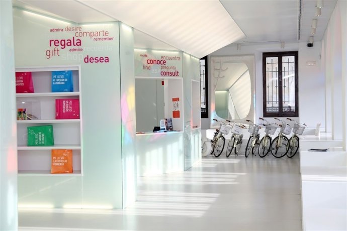 Interior de la Ofincia de Turismo