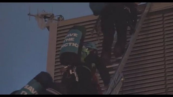 Activistas de Greenpeace inician el ascenso a la torre más alta de Europa