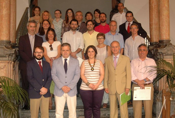 Fuentes (2º por la izda.) posa con los alumnos del curso