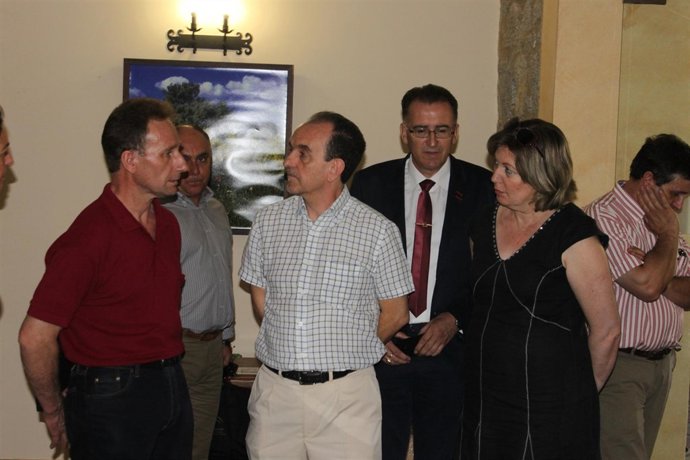 El consejero de Turismo y Comercio (centro) en Alcaracejos