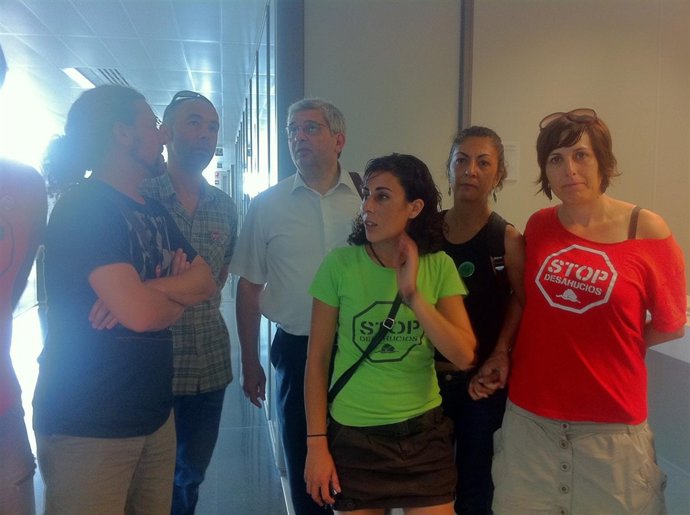 Miembros de la PAH junto a su abogado en el juzgado