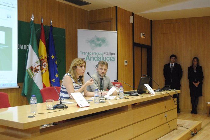 La consejera de Presidencia, Susana Díaz, junto a José Fiscal. 