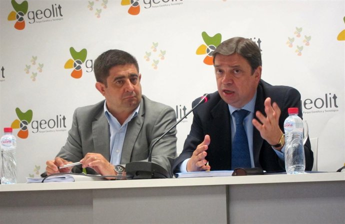 El consejero Luis Planas, a la derecha, junto a Francisco Reyes.