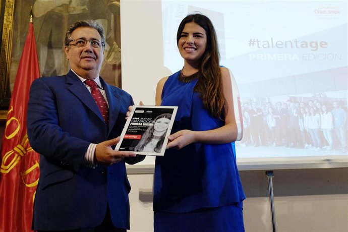 Juan Ignacio Zoido en el acto de la Fundación Cruzcampo con una de las ganadoras