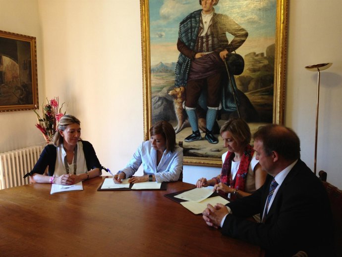 Firma del convenio entre Ibercaja y el Ayuntamiento.