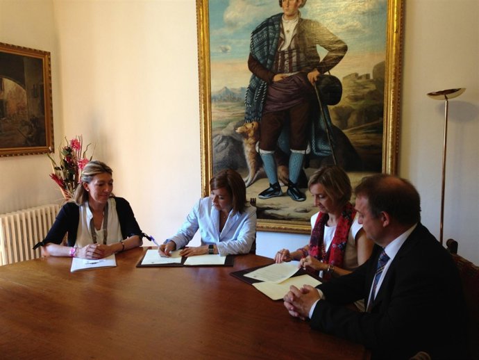 Firma del convenio entre Ibercaja y el Ayuntamiento.