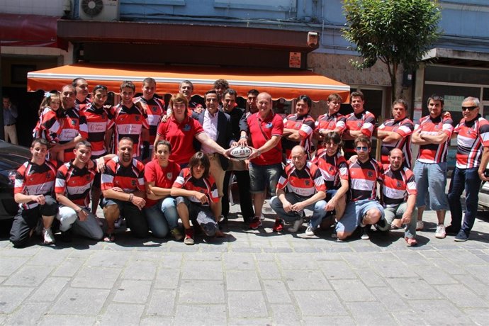 Imagen del alcalde con los jugadores de Unión Rugby Besaya